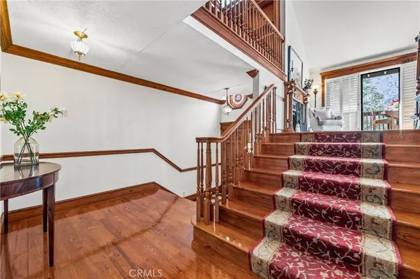 2074 Meadow View LN, Costa Mesa, CA 92627