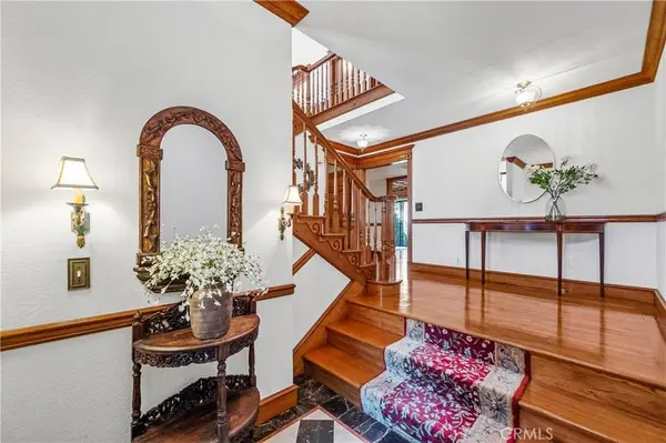 2074 Meadow View LN, Costa Mesa, CA 92627