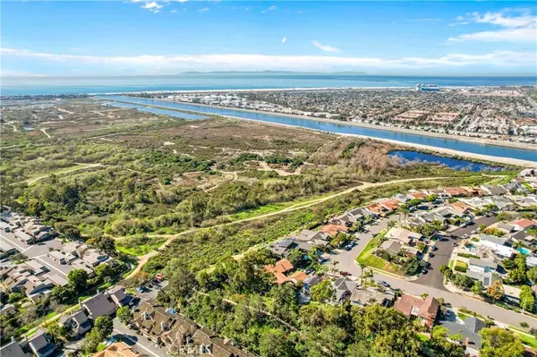 2074 Meadow View LN, Costa Mesa, CA 92627