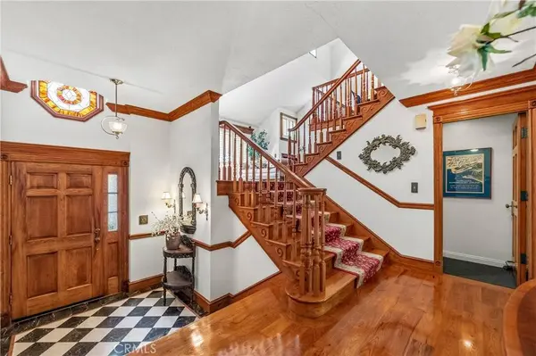 2074 Meadow View LN, Costa Mesa, CA 92627