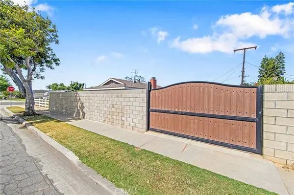 5892 Meadowlark DR, Huntington Beach, CA 92649
