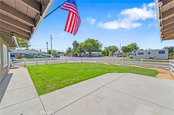 5892 Meadowlark DR, Huntington Beach, CA 92649