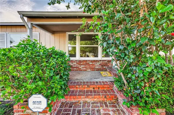 6724 De Celis PL, Lake Balboa, CA 91406