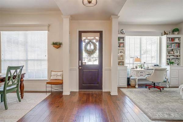 812 Clear View Court, Burleson, TX 76028