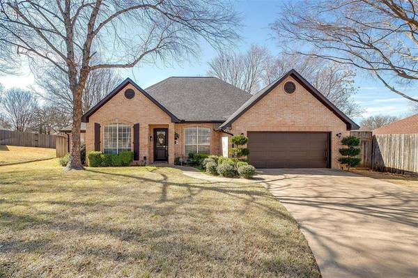 812 Clear View Court, Burleson, TX 76028