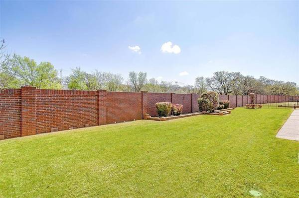 1433 Valley Crest Court, Burleson, TX 76028