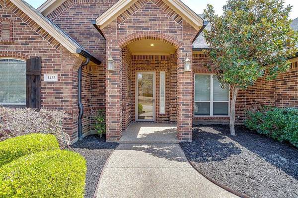1433 Valley Crest Court, Burleson, TX 76028
