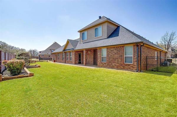 1433 Valley Crest Court, Burleson, TX 76028