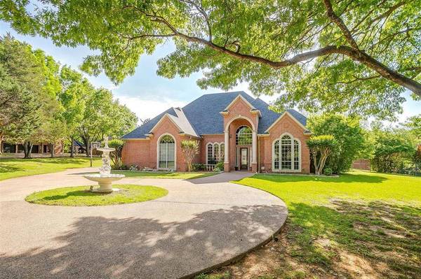 125 N Creekwood Drive, Mansfield, TX 76063
