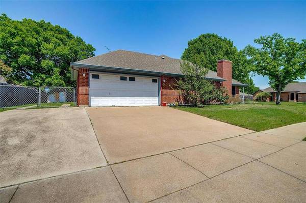 1301 Highcrest Drive, Burleson, TX 76028