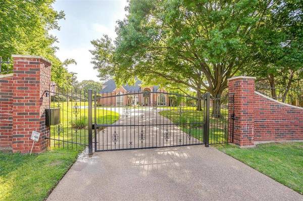 125 N Creekwood Drive, Mansfield, TX 76063