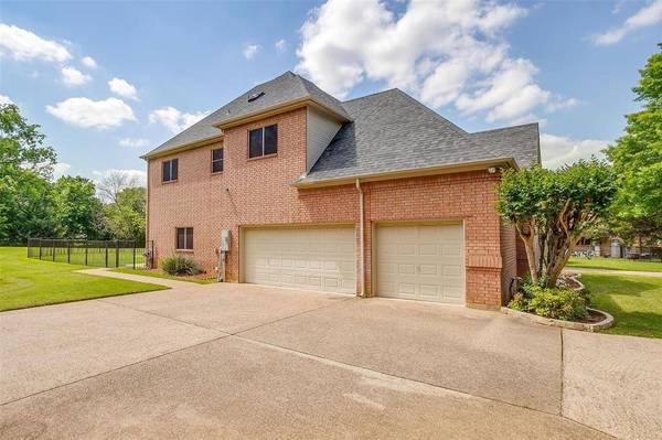 125 N Creekwood Drive, Mansfield, TX 76063