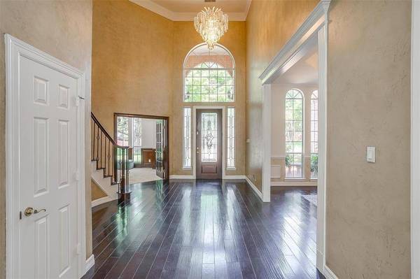 125 N Creekwood Drive, Mansfield, TX 76063