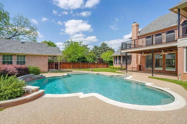 125 N Creekwood Drive, Mansfield, TX 76063