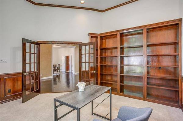 125 N Creekwood Drive, Mansfield, TX 76063