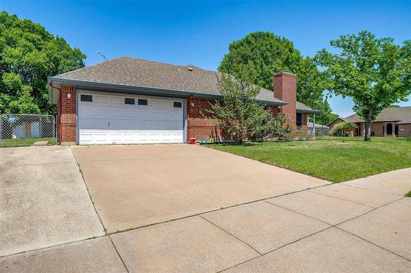 1301 Highcrest Drive, Burleson, TX 76028