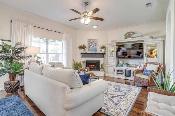 305 Shane Lane, Burleson, TX 76028