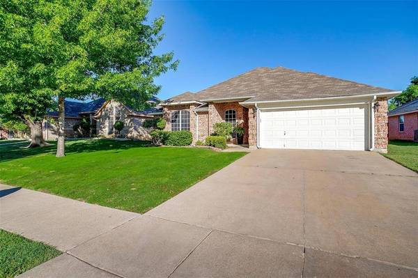 305 Shane Lane, Burleson, TX 76028