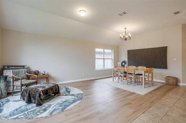 720 Date Court, Burleson, TX 76028