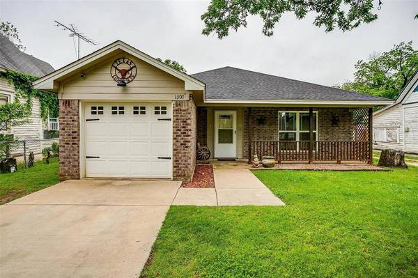 1307 N Robinson Street, Cleburne, TX 76031