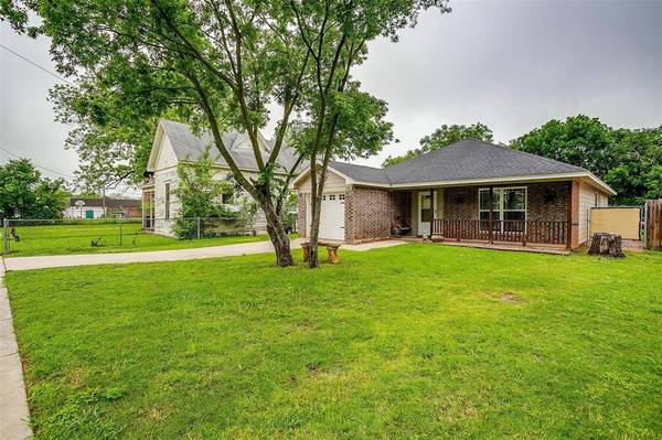 1307 N Robinson Street, Cleburne, TX 76031
