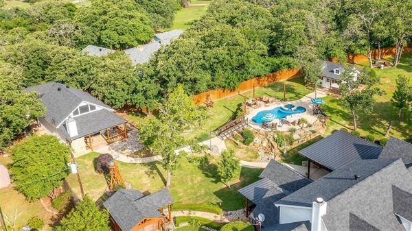 620 Charles Court, Burleson, TX 76028