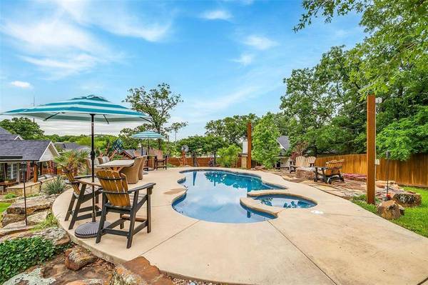 620 Charles Court, Burleson, TX 76028