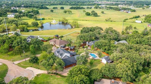 620 Charles Court, Burleson, TX 76028