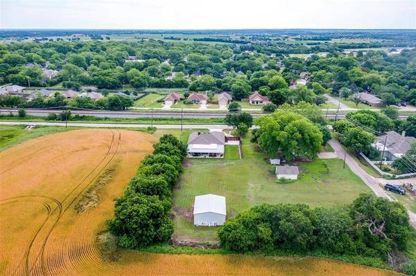 400 S Louisiana Street, Grandview, TX 76050