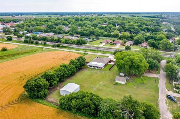 400 S Louisiana Street, Grandview, TX 76050