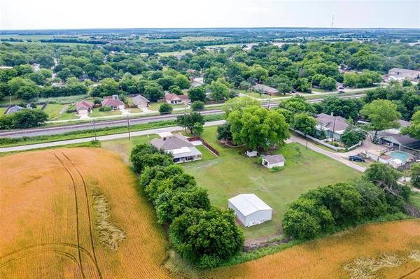 400 S Louisiana Street, Grandview, TX 76050