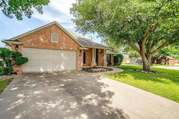 1100 Highcrest Drive, Burleson, TX 76028