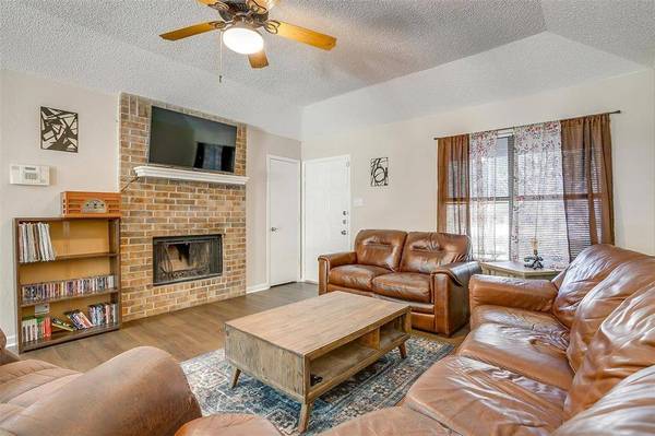 445 Black Oak Lane, Burleson, TX 76028