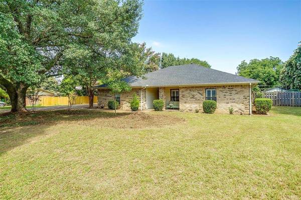 418 Country Meadow Drive, Mansfield, TX 76063