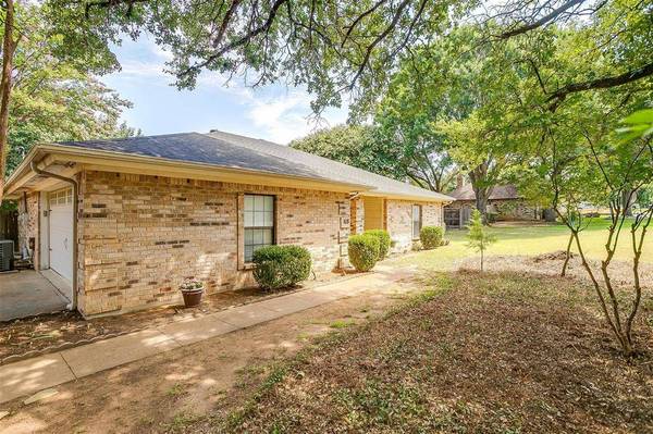 418 Country Meadow Drive, Mansfield, TX 76063