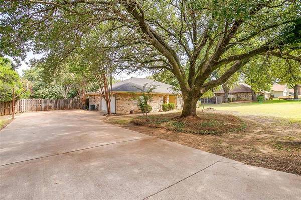 418 Country Meadow Drive, Mansfield, TX 76063