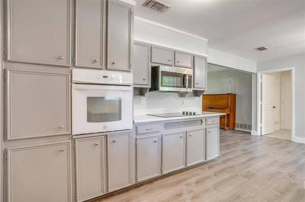 12505 White Oak Drive, Burleson, TX 76028