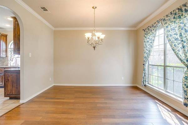 9 Tallwood Lane, Edgecliff Village, TX 76134