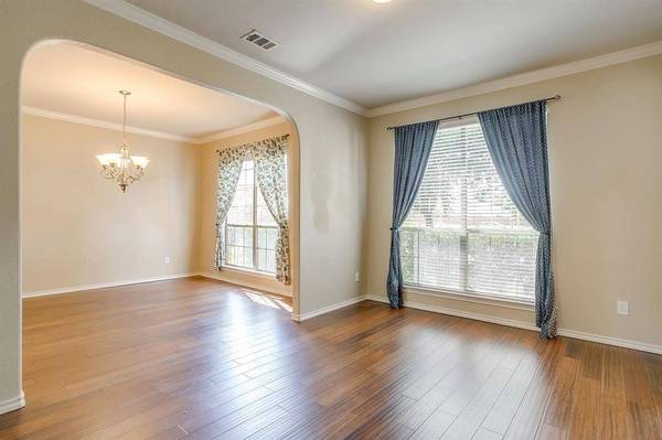 9 Tallwood Lane, Edgecliff Village, TX 76134