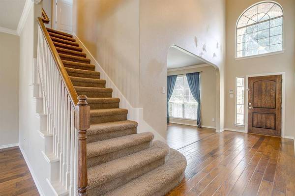 9 Tallwood Lane, Edgecliff Village, TX 76134