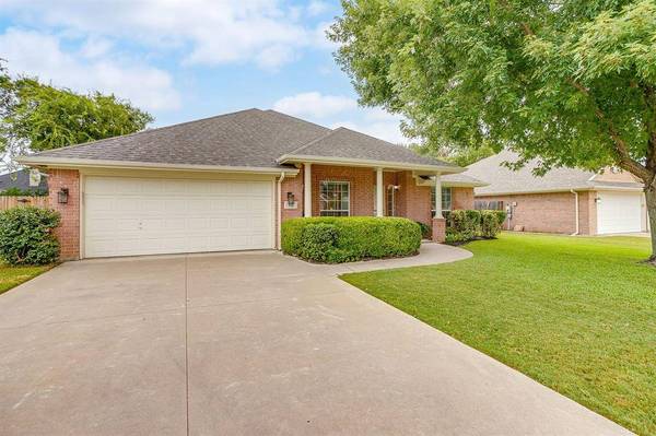 840 Heberle Drive, Burleson, TX 76028