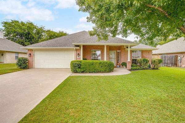 840 Heberle Drive, Burleson, TX 76028