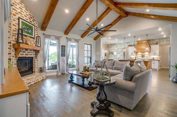 312 Pear Valley Lane, Burleson, TX 76028