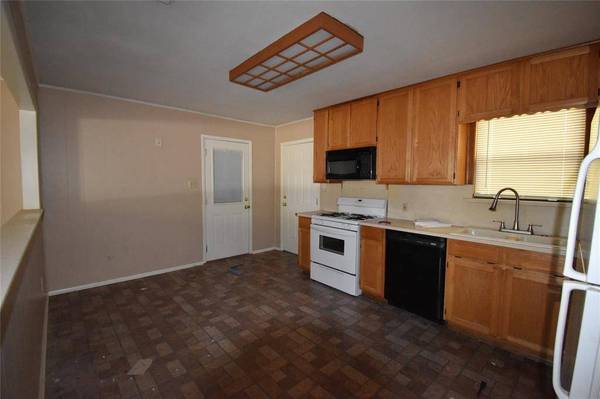 1215 Country Club Road, Cleburne, TX 76033