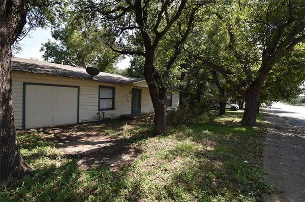 1215 Country Club Road, Cleburne, TX 76033