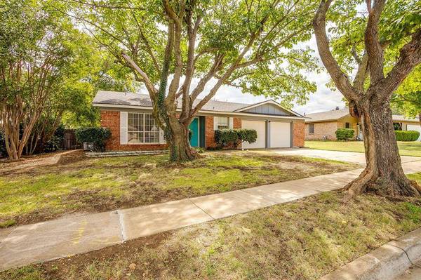 228 E Malone Avenue, Crowley, TX 76036