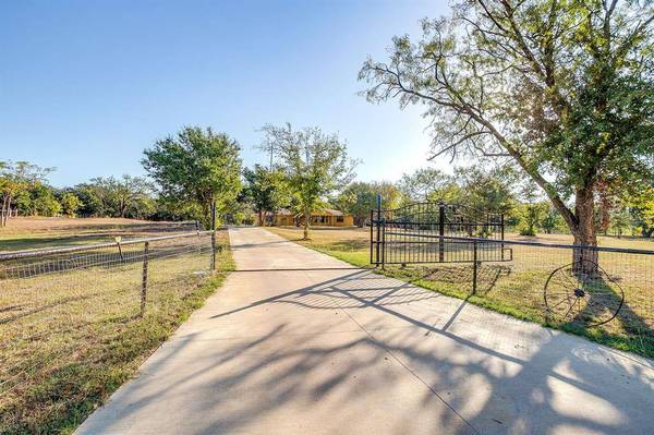 4924 Tanglewood Drive, Burleson, TX 76028