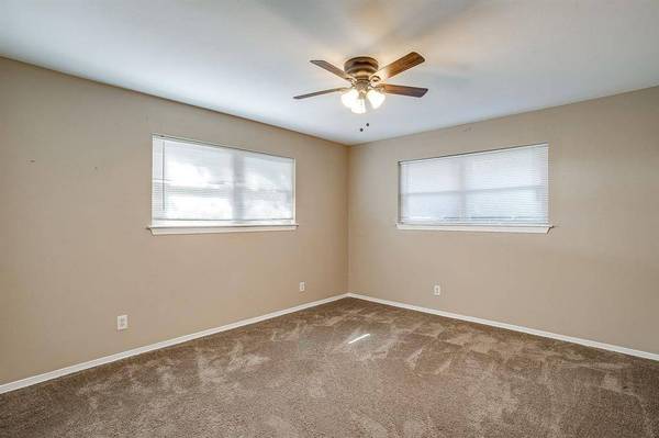 1060 S Burleson Boulevard, Burleson, TX 76028