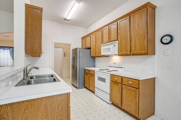 2742 Lakeside Drive, Burleson, TX 76028