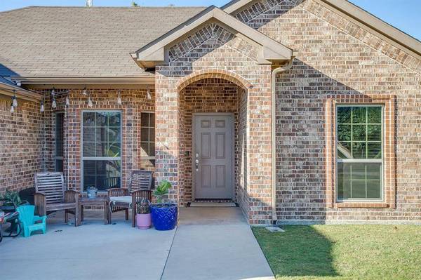 608 Brandt Street, Grandview, TX 76050